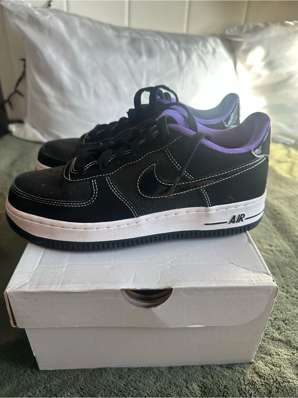 Kids' Black Sneakers with Purple Lining - Classic Low-Top Style